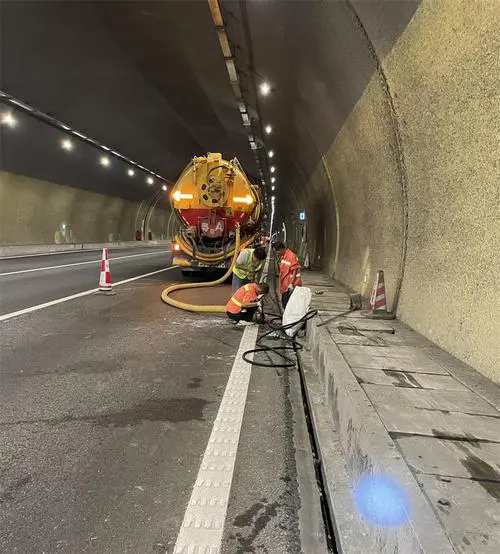 拉萨隧道排水渠清淤